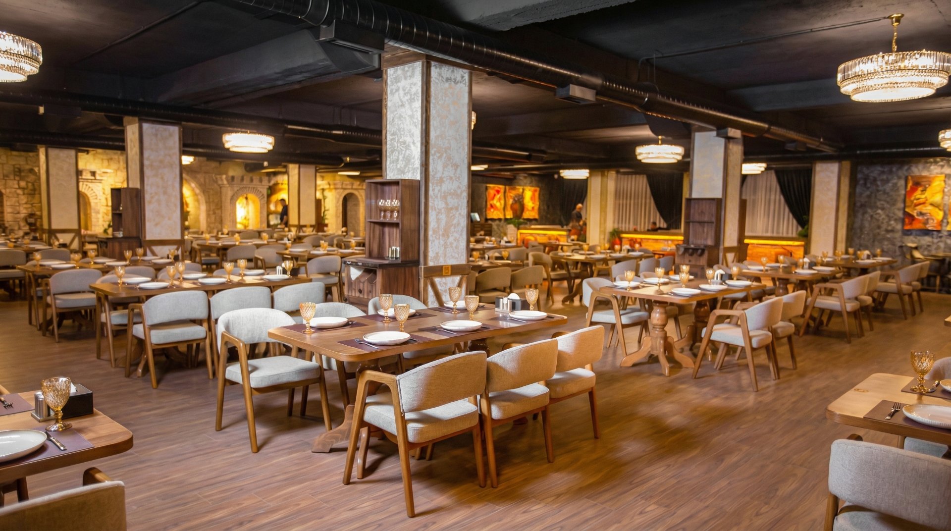 Frendo tərəfindən istehsal olunmuş restoran və kafe üçün stullar, masalar və divanlar
